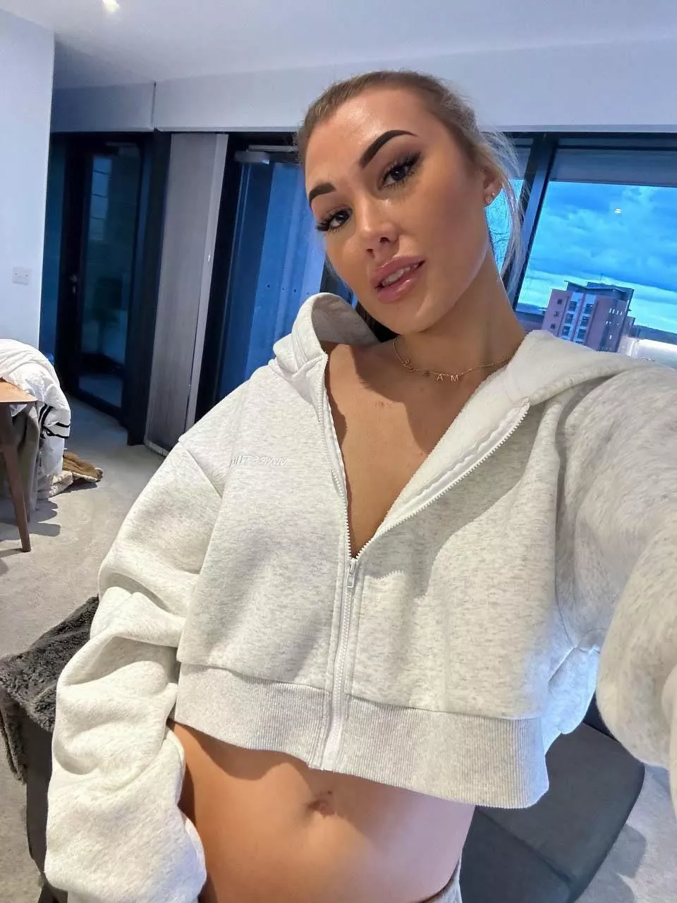 Are 6'5'' girls wearing crop tops captivating?