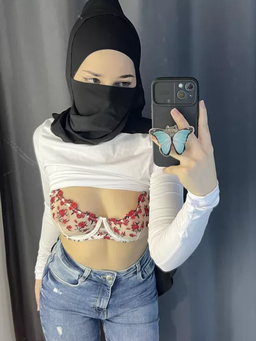 Down for some fitting room fun? 😏💦