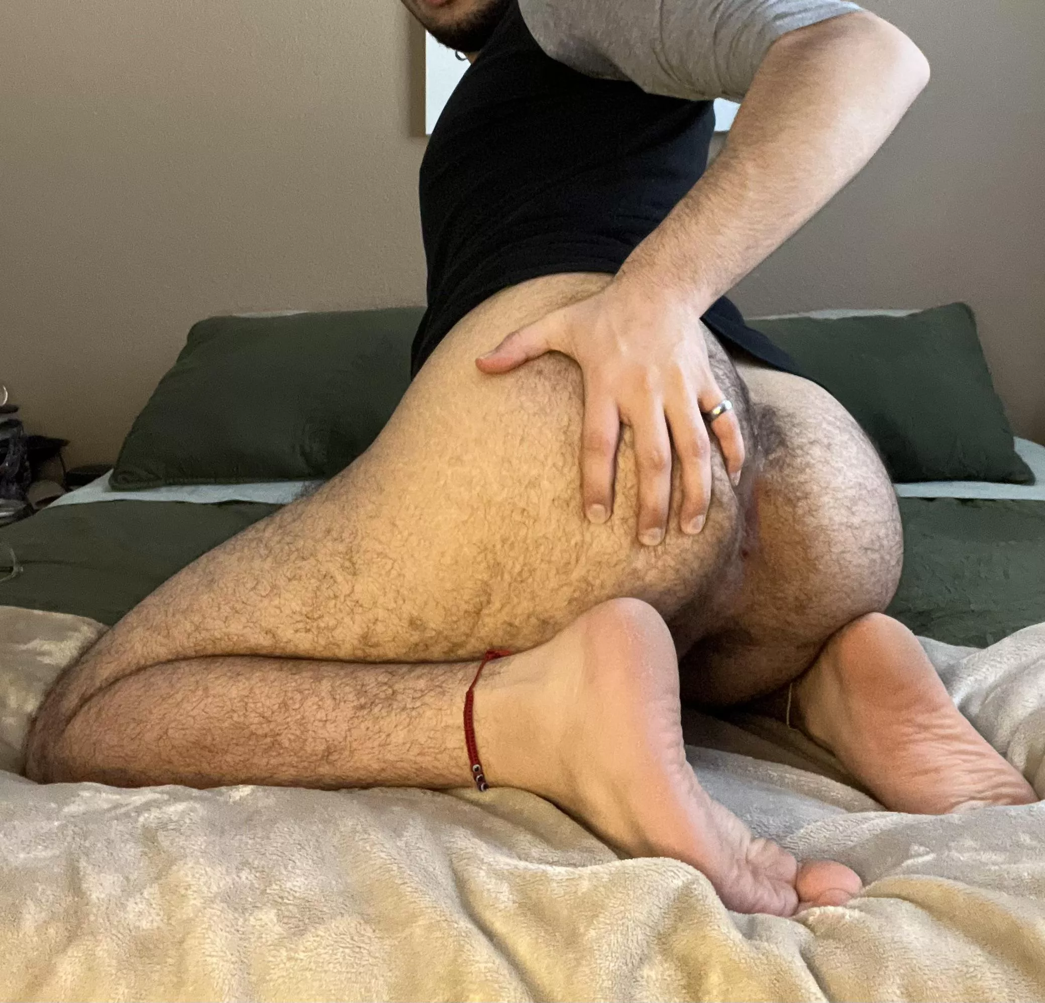 I need some big hairy cock 🍆