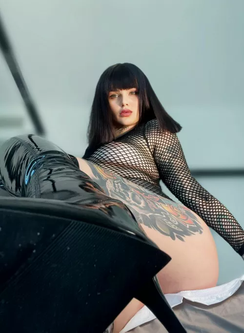 Use your tongue, I want to see my boots more shiny