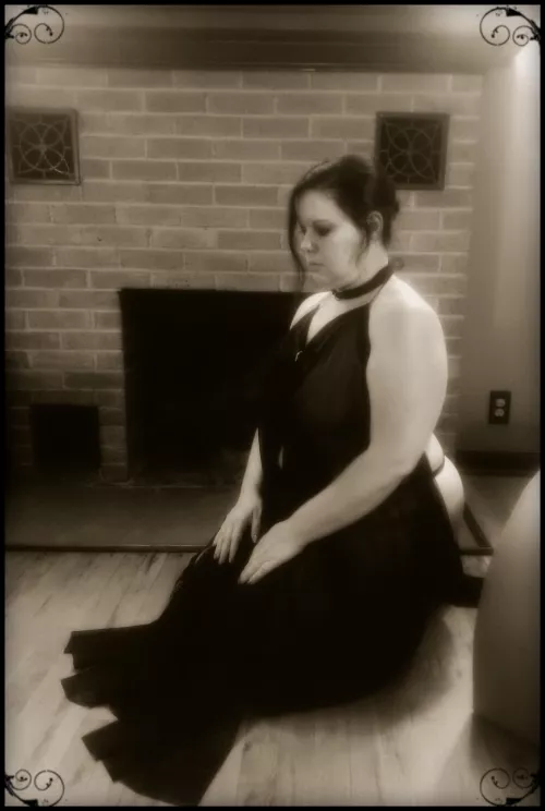 A kajira knows her place.