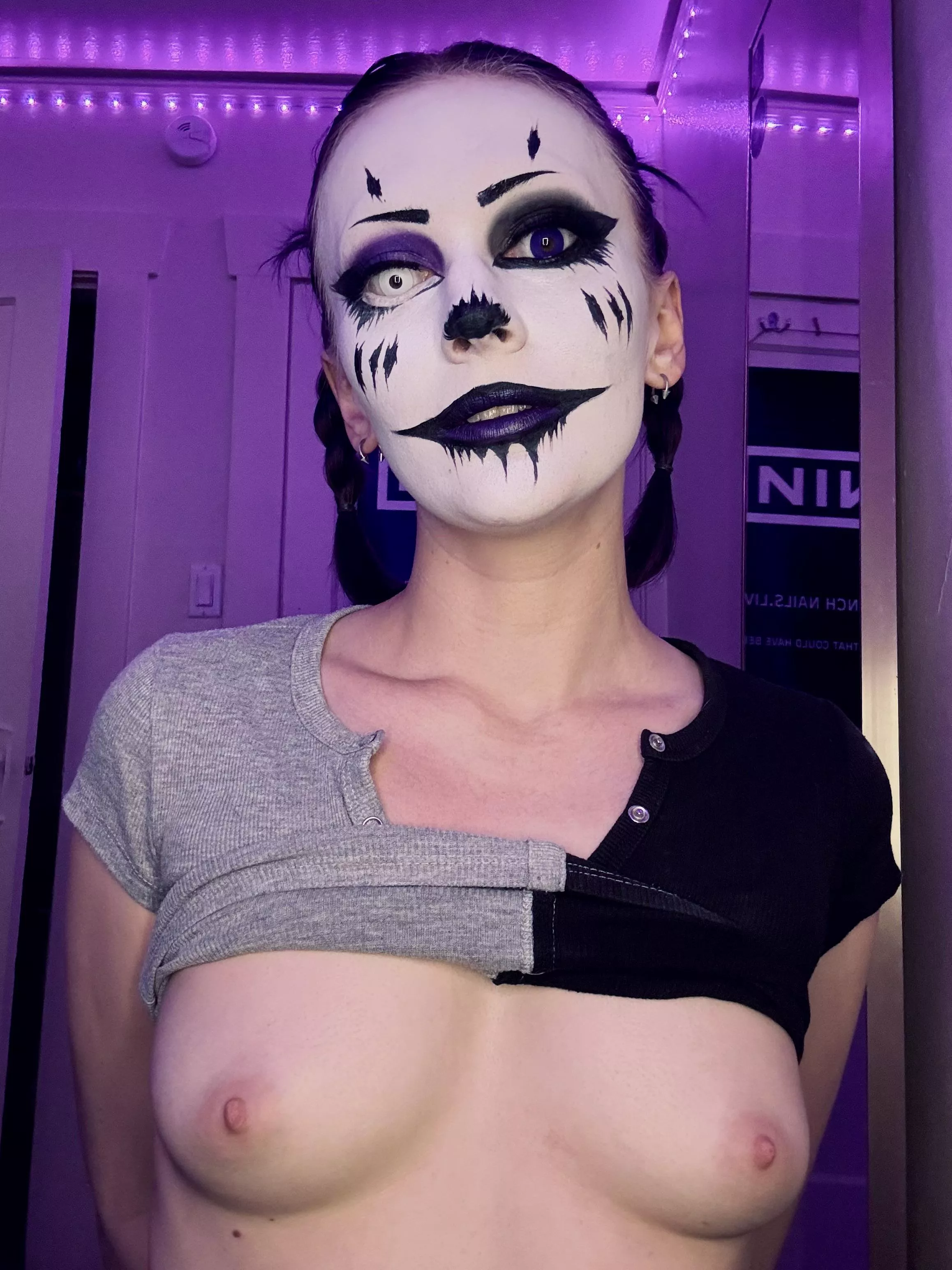 *demon voice* c’mere so I can suck that cock pretty boy 