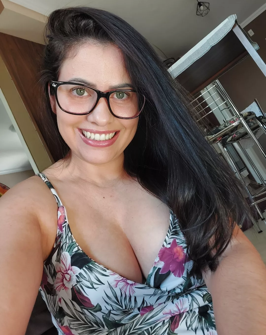 Cutiee and sexy 😁🤓