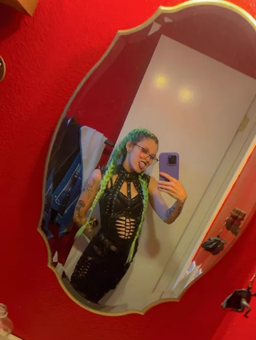 If you like neon haired sluwts you should follow me 💦💦💦