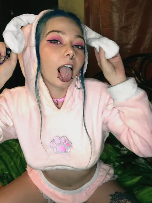 Sweet bunny girl is looking forward to your carrots🥵🥕
