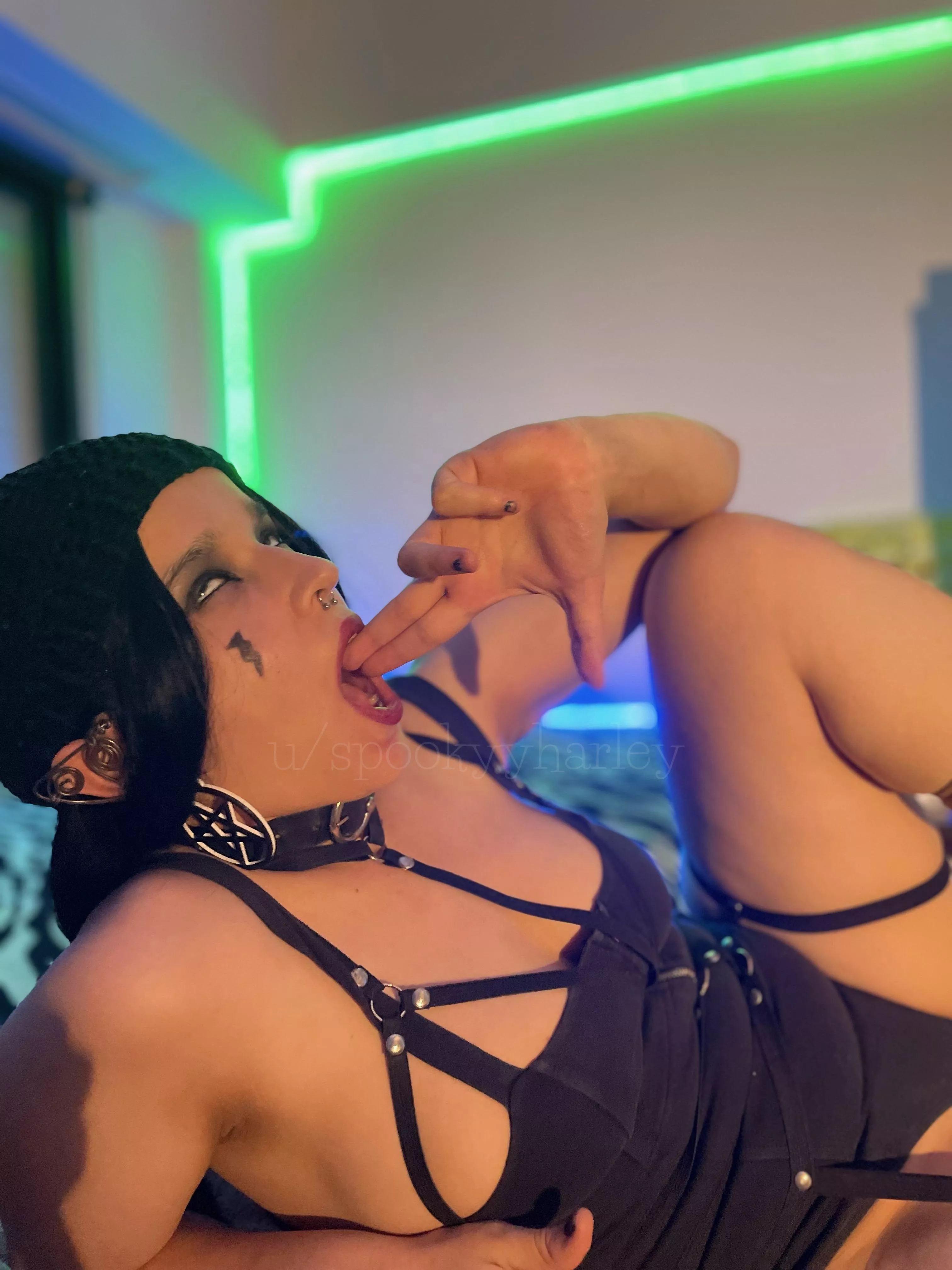 What song would fit in this situation? 