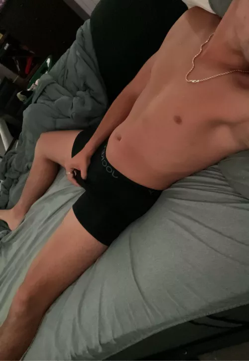 22: Any fit guys into twinks? Sc: alexandjohnny
