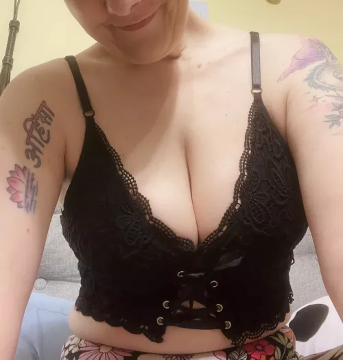 Just untie my bow and put pops a surprise 