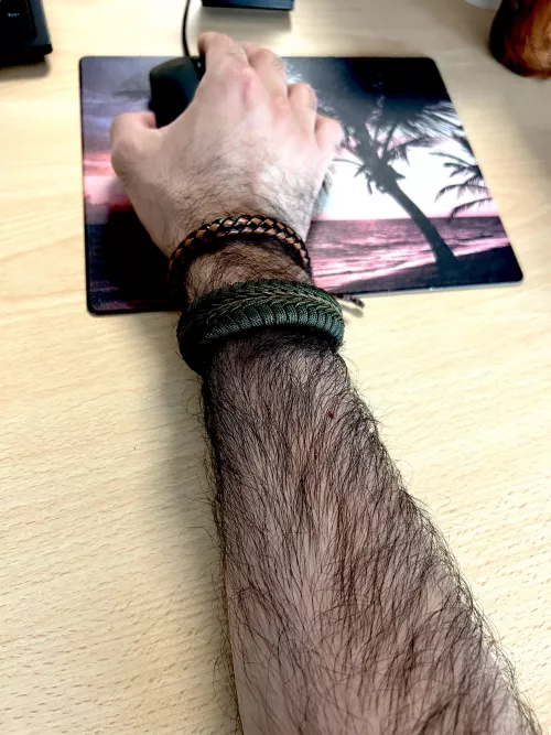 This is how you should hold a mouse