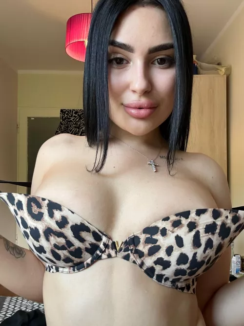 Help me drop this bra and splash my tits