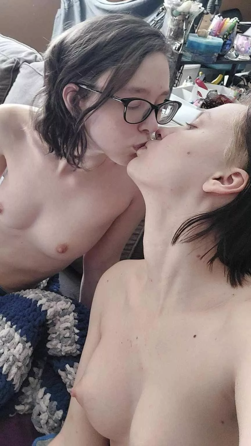 Monday morning nerd kisses