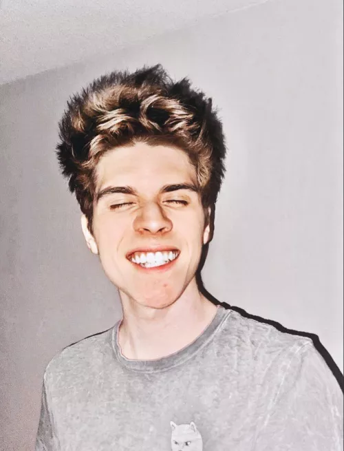 this is the smile of someone currently deranking to bronze 🙂‍↔️