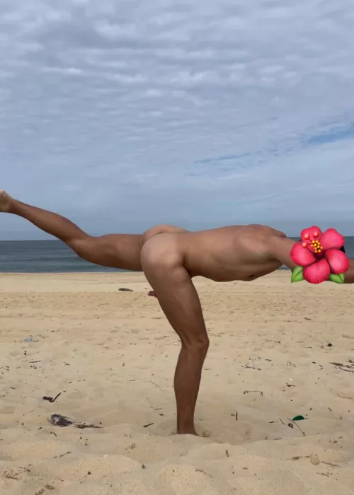 Yoga at the beach. 🧘🏽🏝️It calms my soul 💙