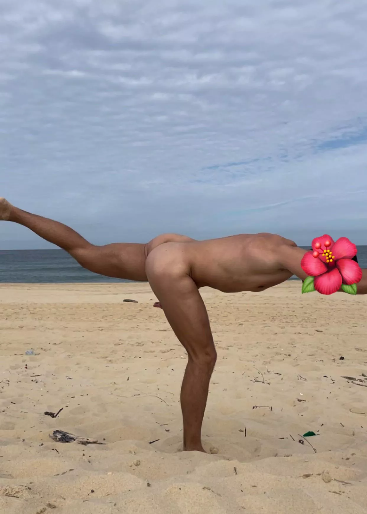 Yoga at the beach. 🧘🏽🏝️It calms my soul 💙