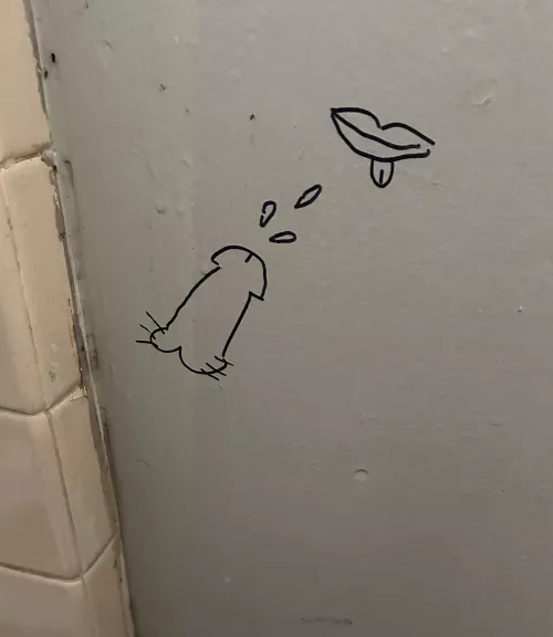 You know you’re in a cruisy bathroom when the stall looks like this 😈