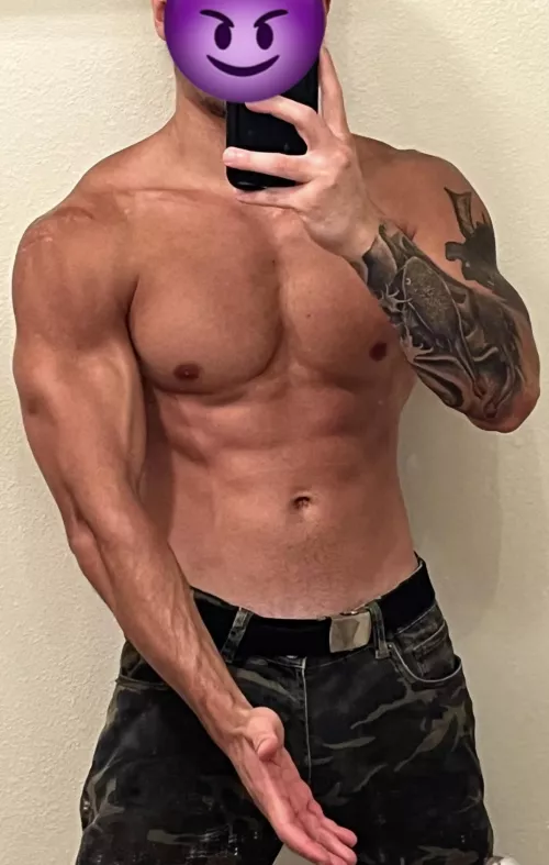 [23] Ever took a big HARD throbbing dick from a 6’3 military dude? 😈🦍