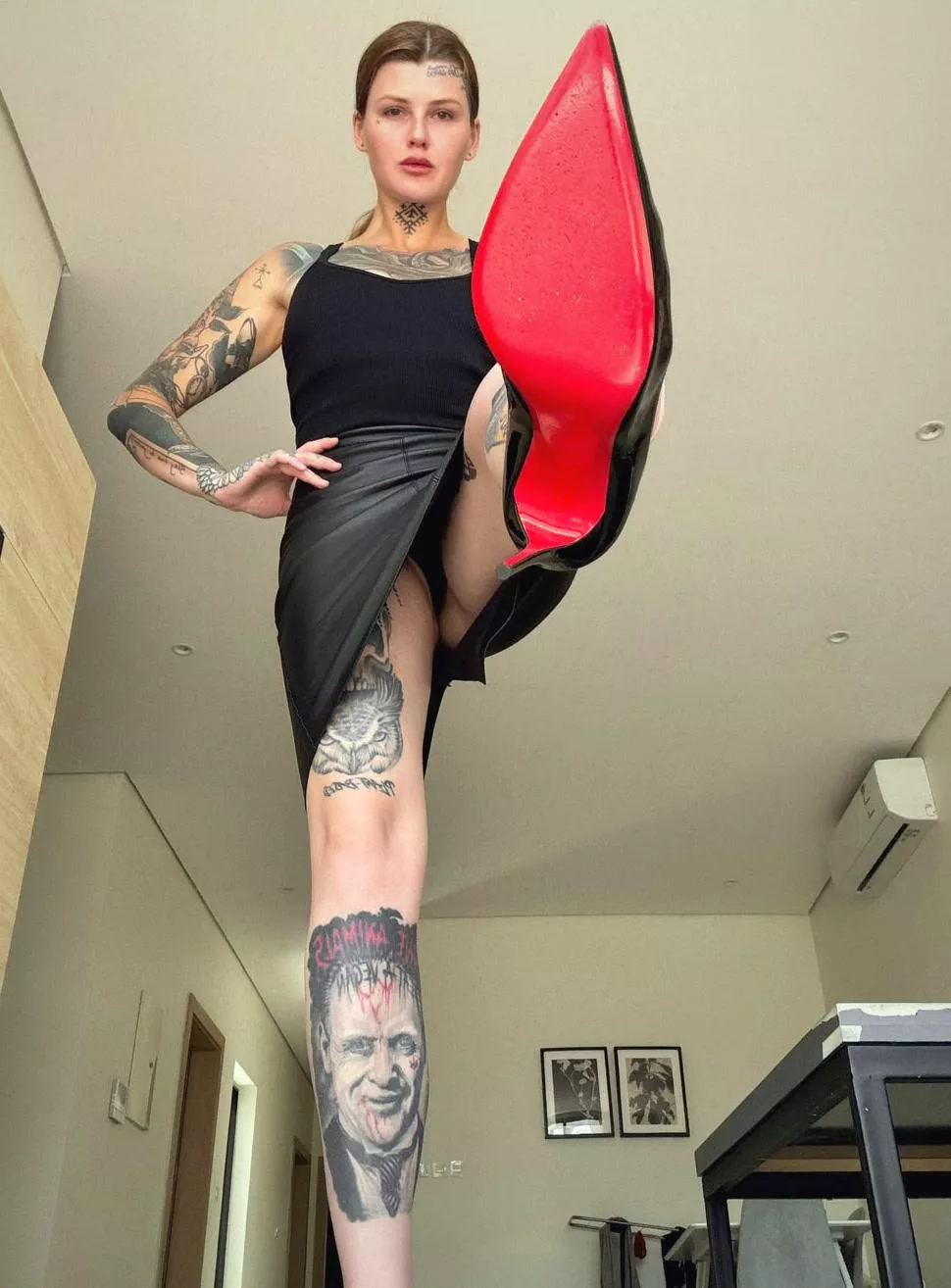 Leather skirt and heels make a perfect outfit for a first date