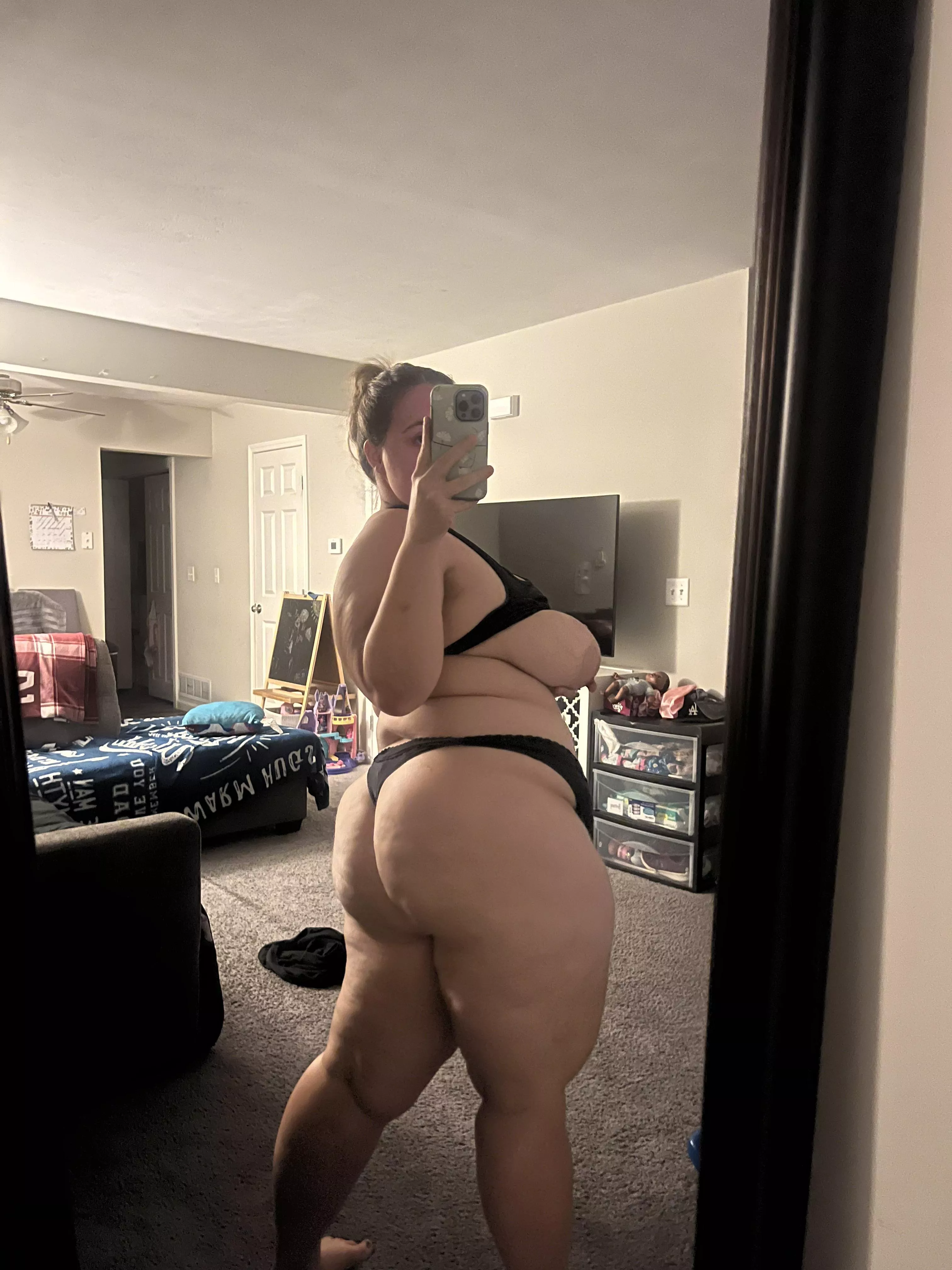 Let me wrap these thick thighs around you 😘.