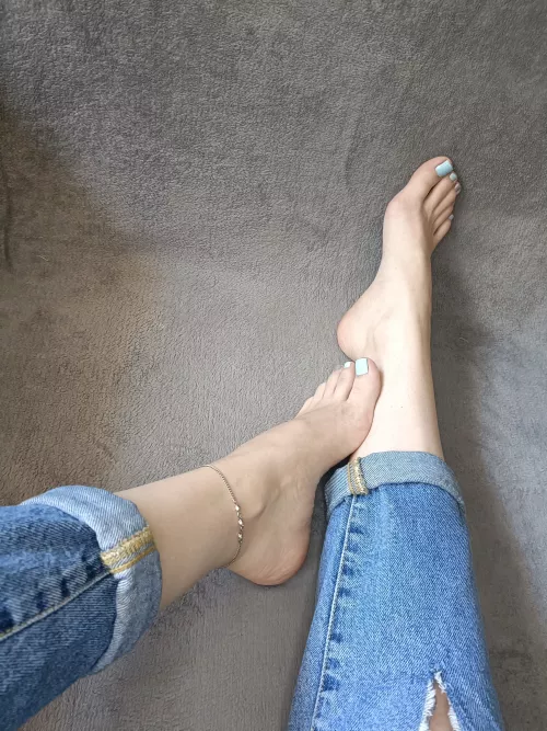 What color of nail polish would look best on my feet?
