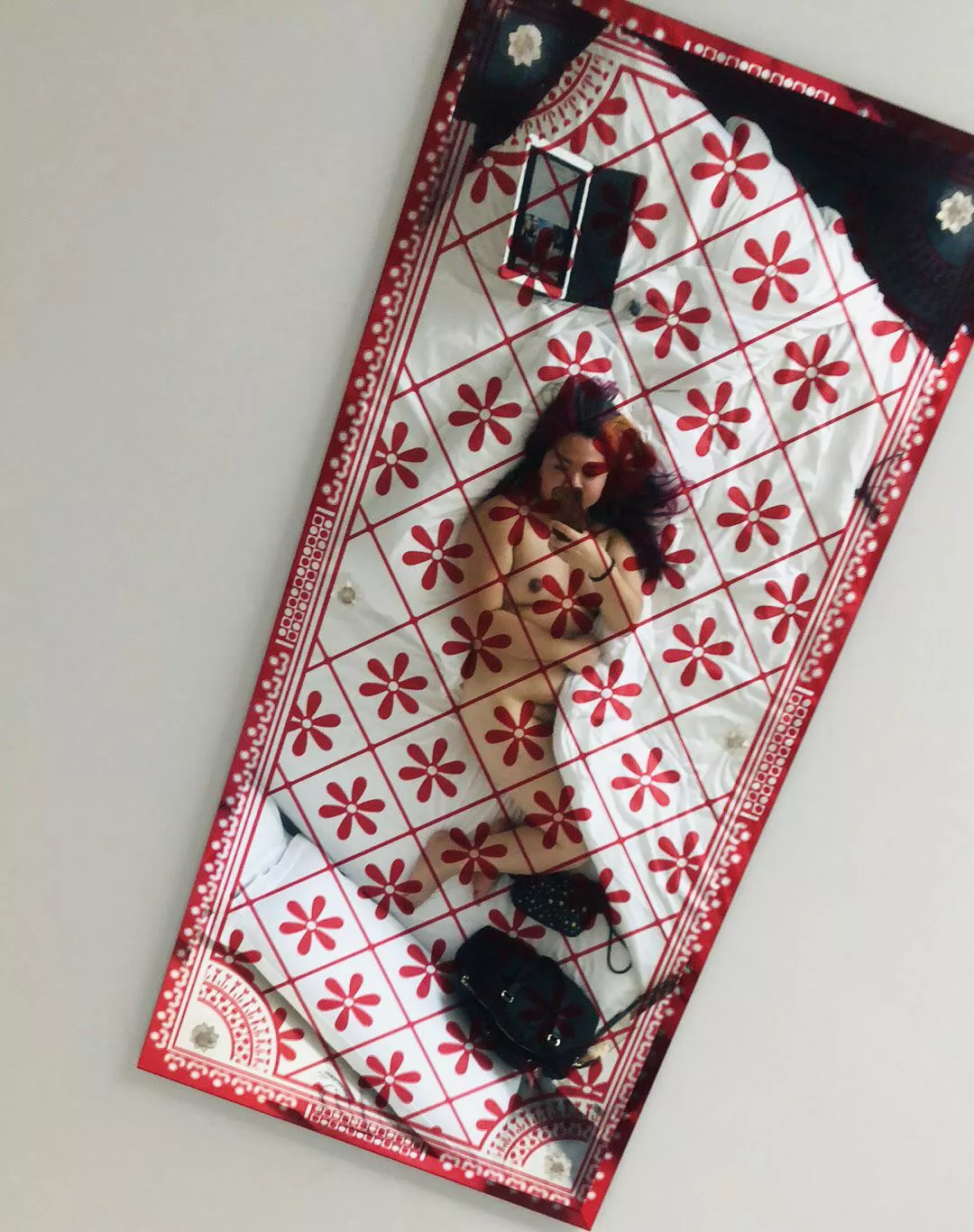 when there’s a mirror on the ceiling you kind of have to 📸