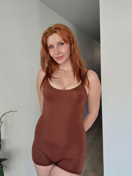 Am I a good trophy? :) (F55)