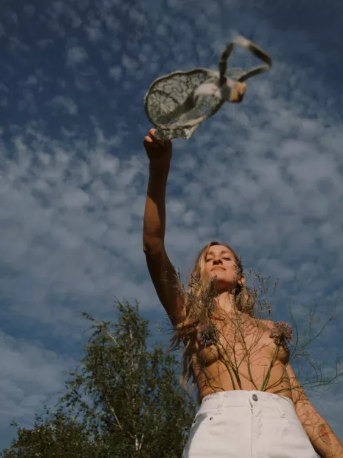 Every day is a no bra day 🌞