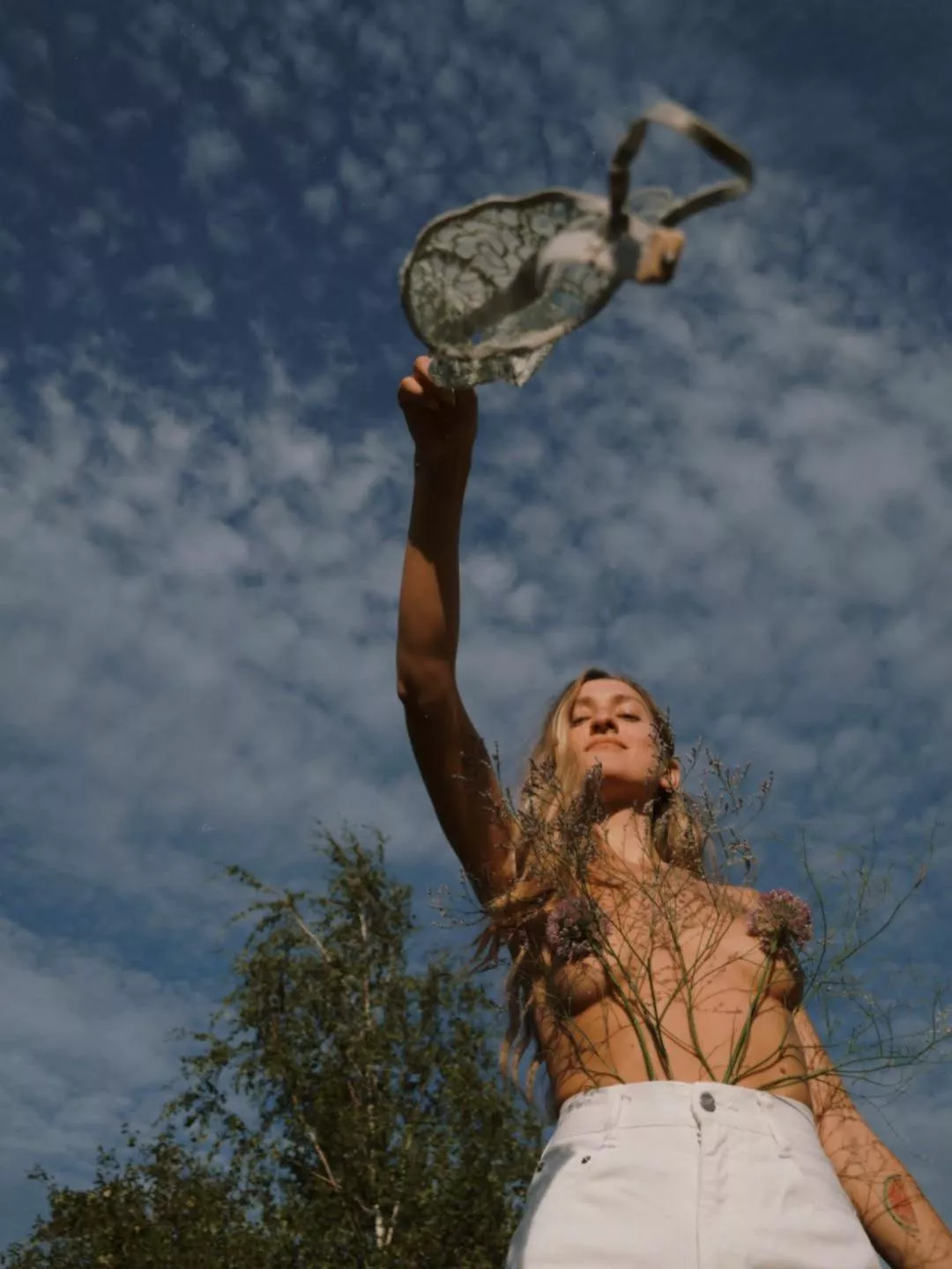 Every day is a no bra day 🌞