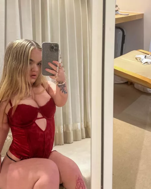 I am wondering if this red sleeveless would look nice on me