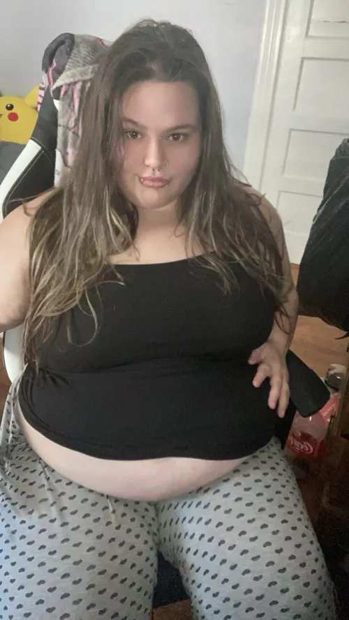 it’s lunchtime, i’m trying to stuff my face till I can’t anymore 😏🐷