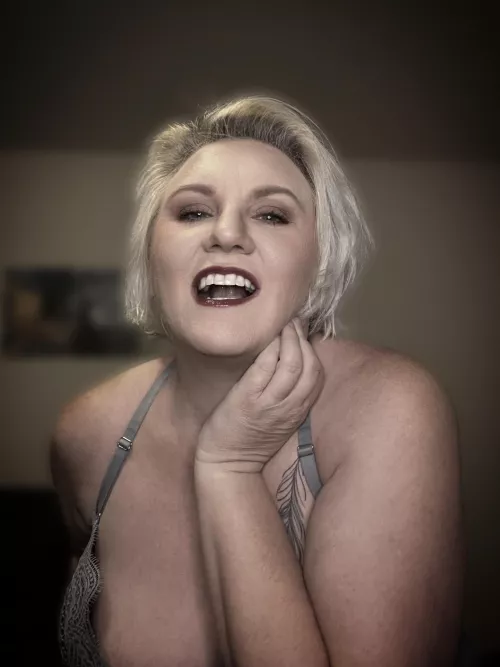 Looking for some mature blonde seduction?