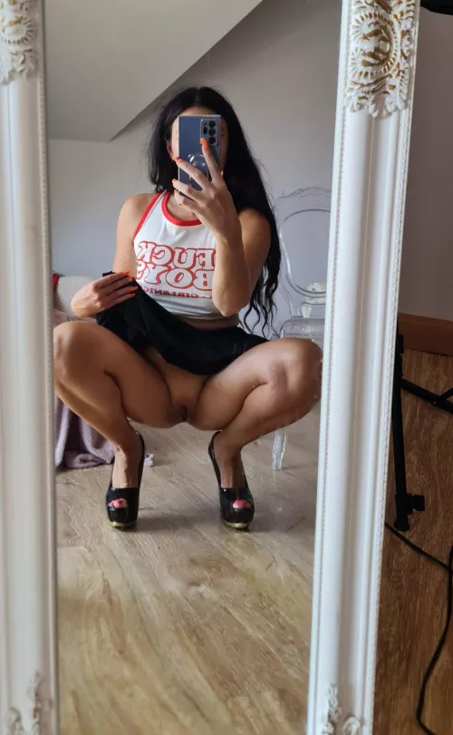 Wanna fuck this sexy mom