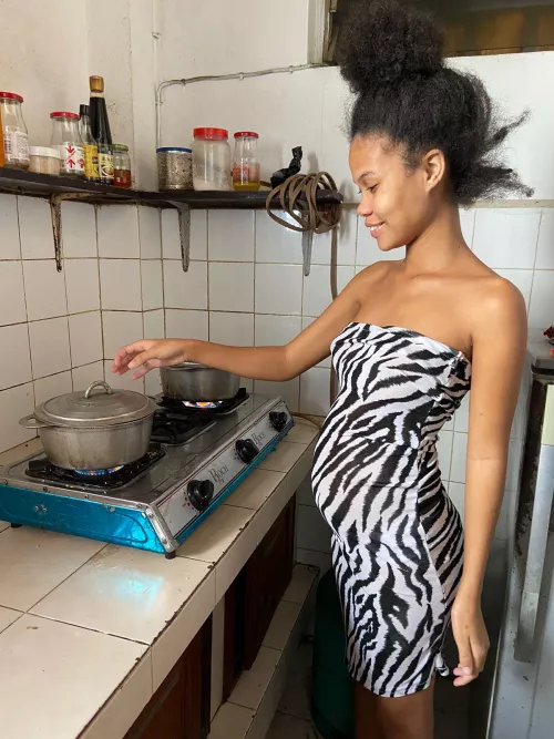 Your pregnant housewife. Ill cook if you give me your 🍆 for dessert 🤤