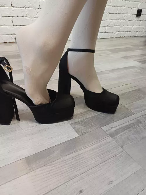 Can you imageint what they might smell like after a long day? 😈😋