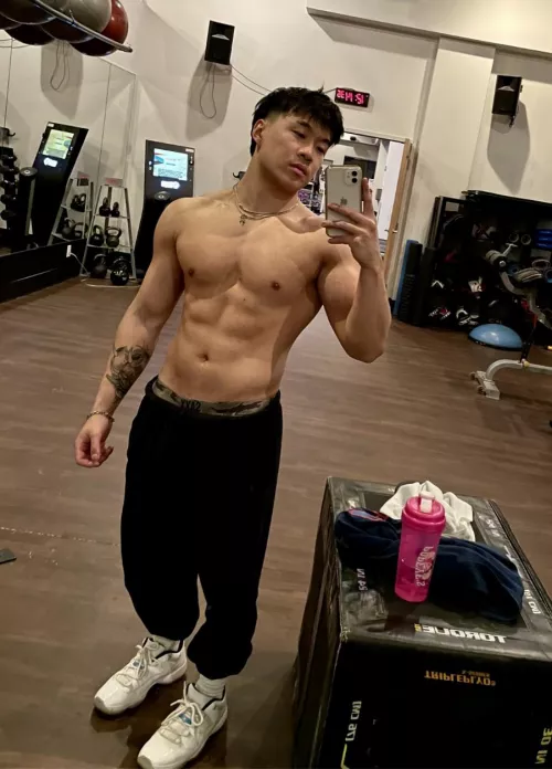 I need someone to take gym pics with 😭