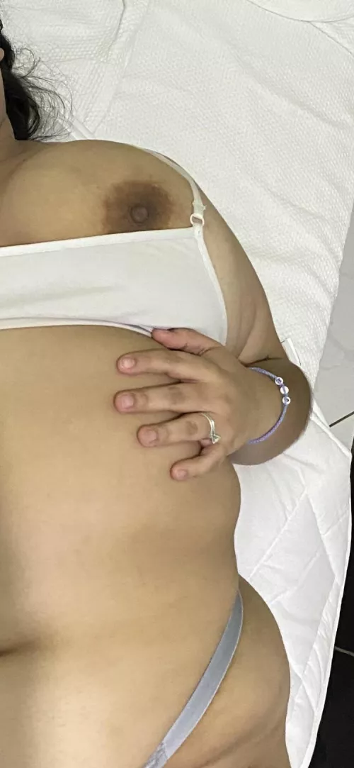 Lay down a rest with me😏