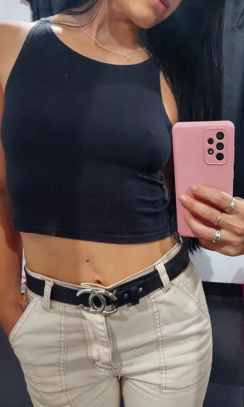 No bra so that all the ppl can tell 