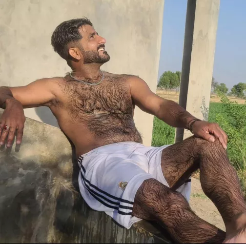 We need more hairy thigh and leg appreciation on this sub