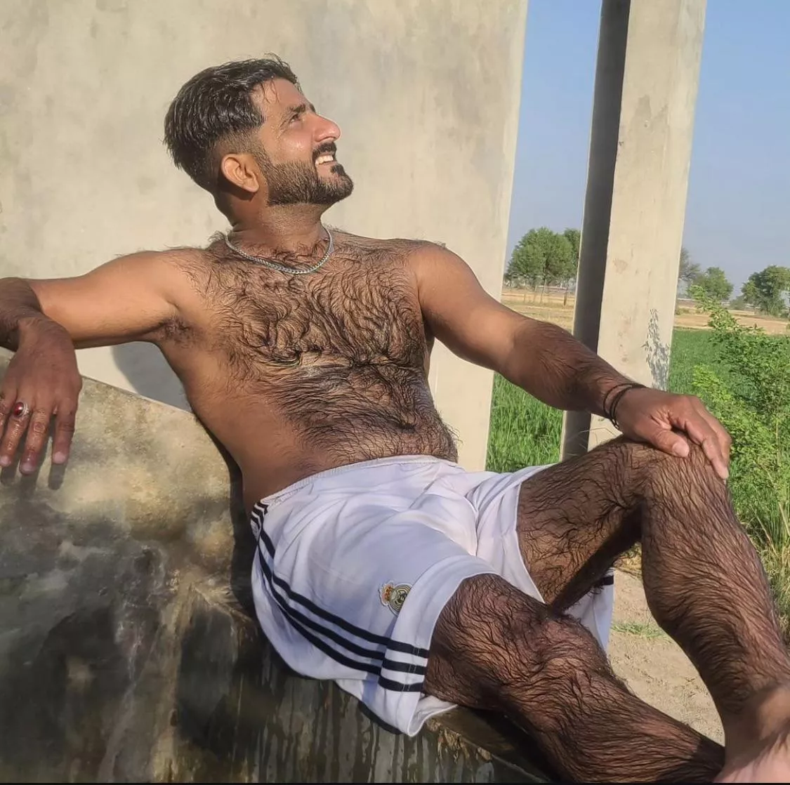 We need more hairy thigh and leg appreciation on this sub