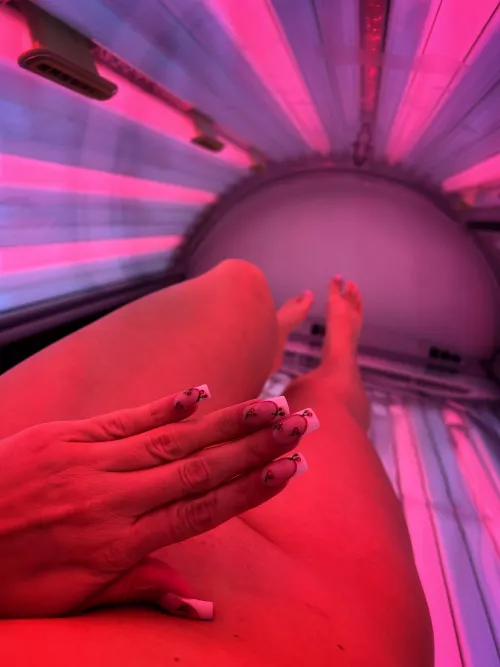 Do you like my nails ? My toes match 😉