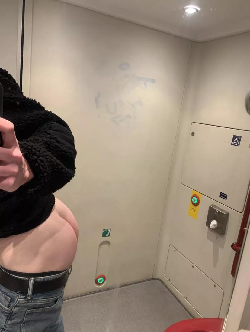 My train was delayed and I felt cute. (30)