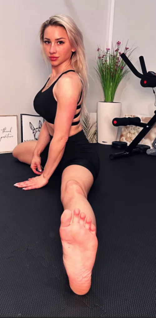 Oily soles make for slippery footjobs