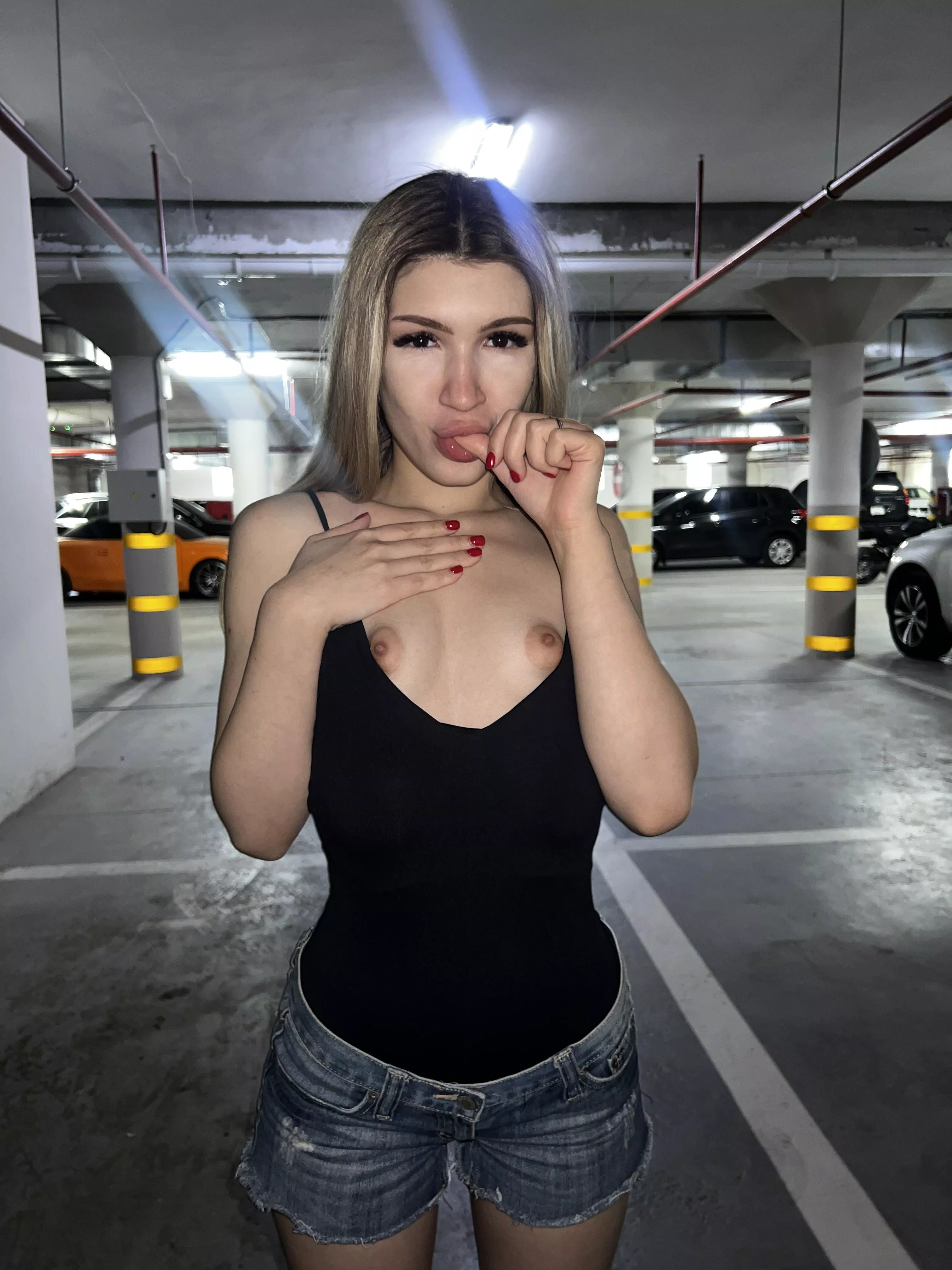 taking sexy photos in public makes me horny