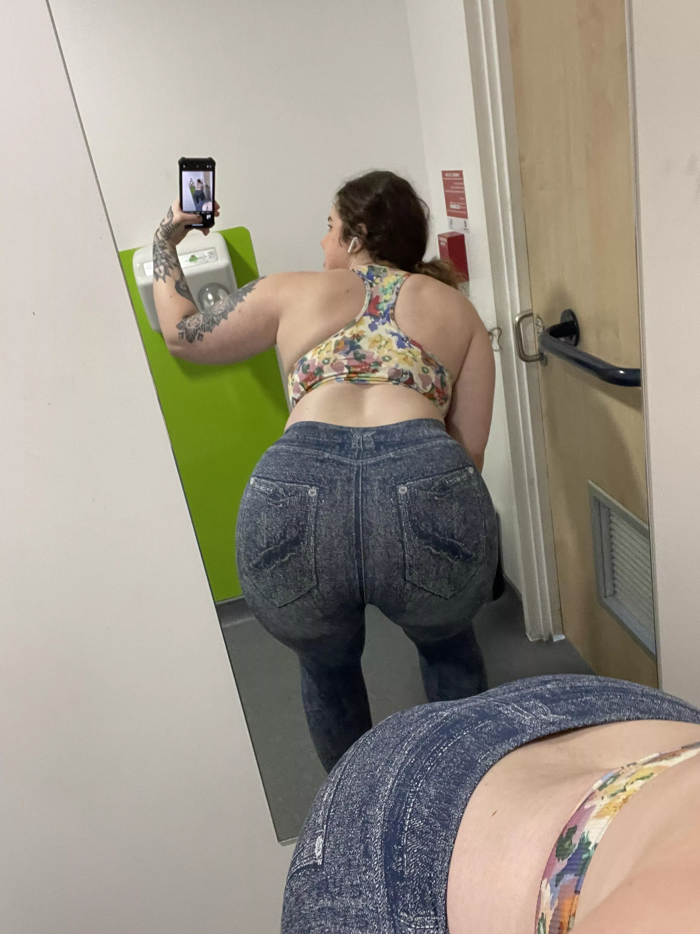 That cake want to be on your face 