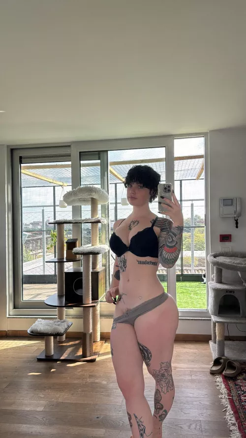 There aren't many guys that like short haired woman