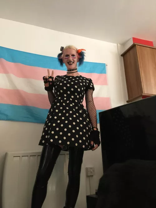 A clown in latex leggings