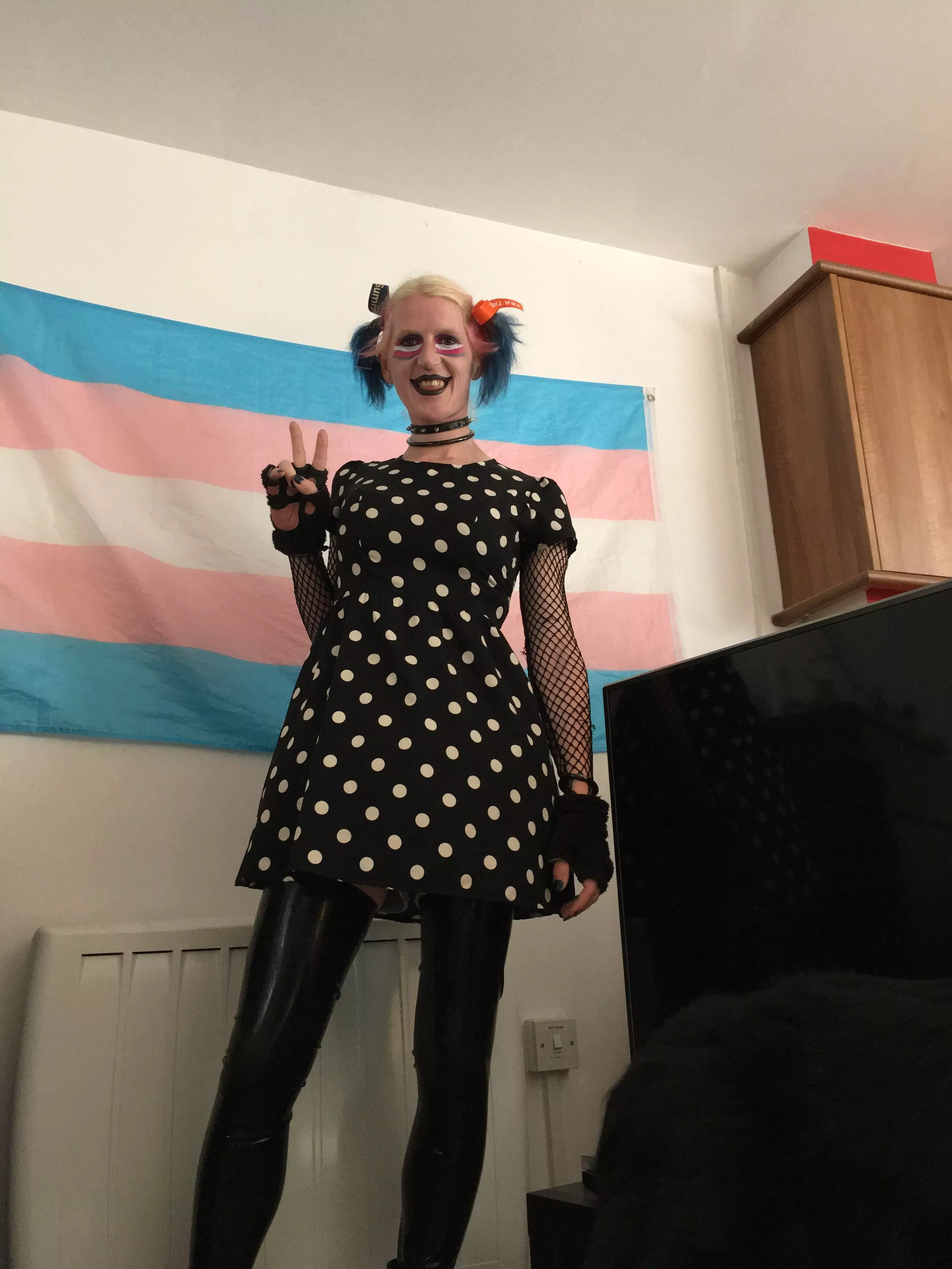 A clown in latex leggings