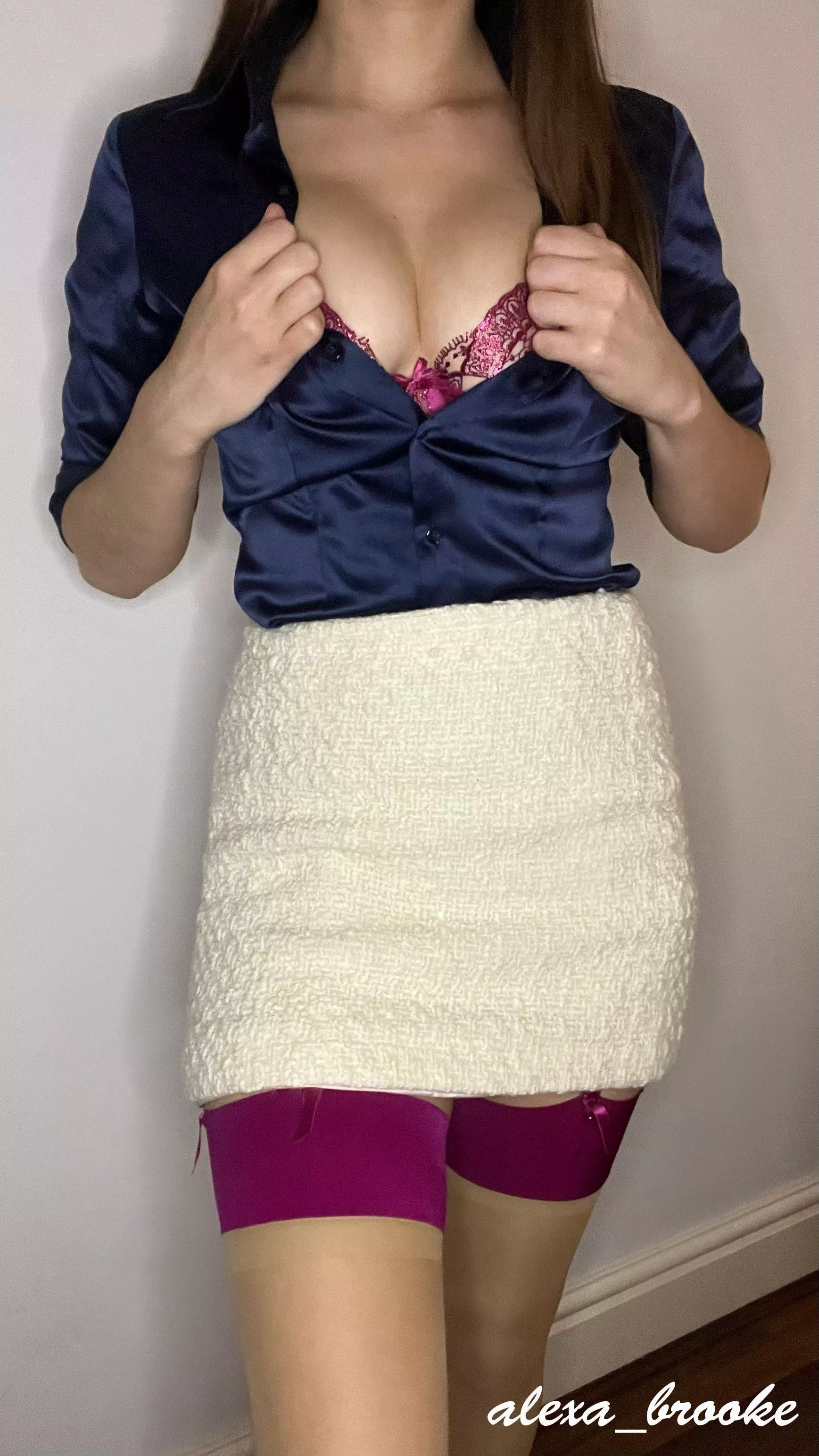 A pretty bra always makes my cleavage look so good! 