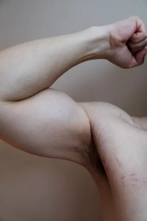 Did some photography on my armpits after an extremely sweaty workout. Hope you boys enjoy it.