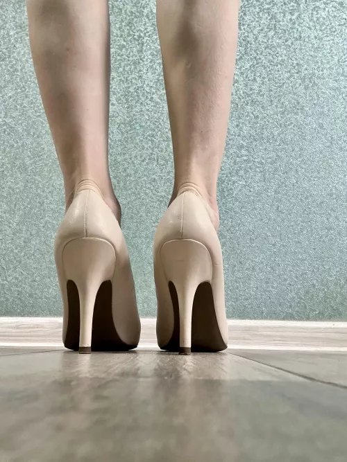 I like beige pumps 