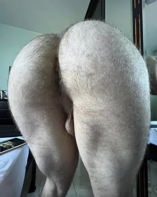 Love showing off my fat hairy ass for the masc daddies (; dominate me ughh